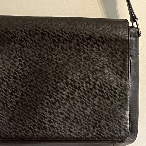 Louis Vuitton Taiga Messenger Bag Black Crossbody Old Money Luxury Maximalist - Picture 3 of 16